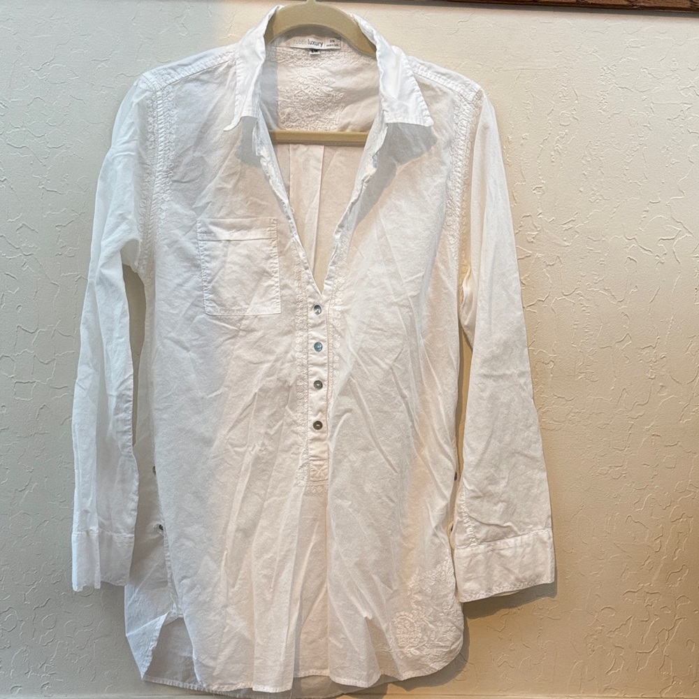 Subtle Luxury Tunic S/M white with embroidery Super Cute with denim like new